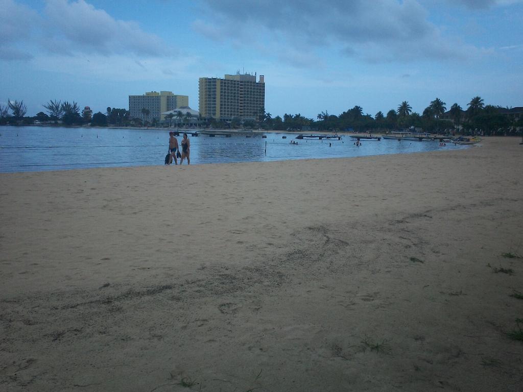 Turtle Towers Apartment Ocho Rios Exterior photo